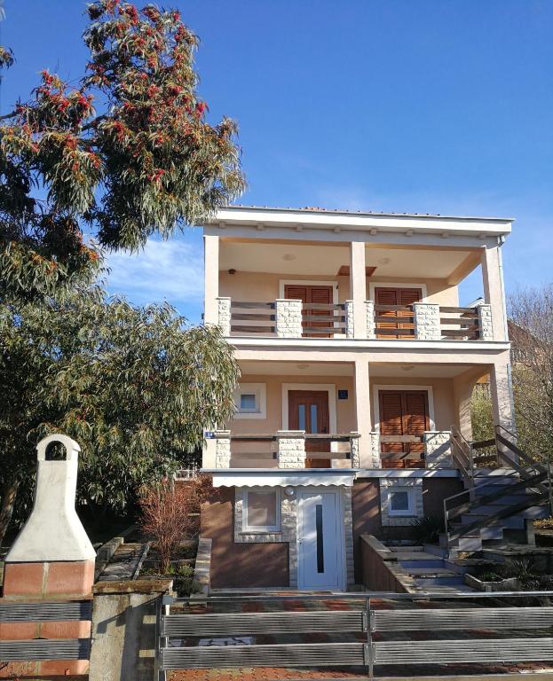 crna punta, krusevo — Hotel in Obrovac
