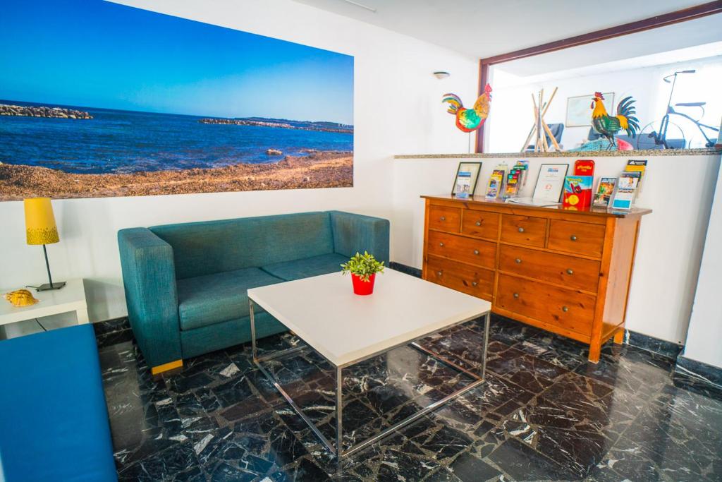 Hotel Sur — Hotel rooms in Cala Bona, Balearic Islands