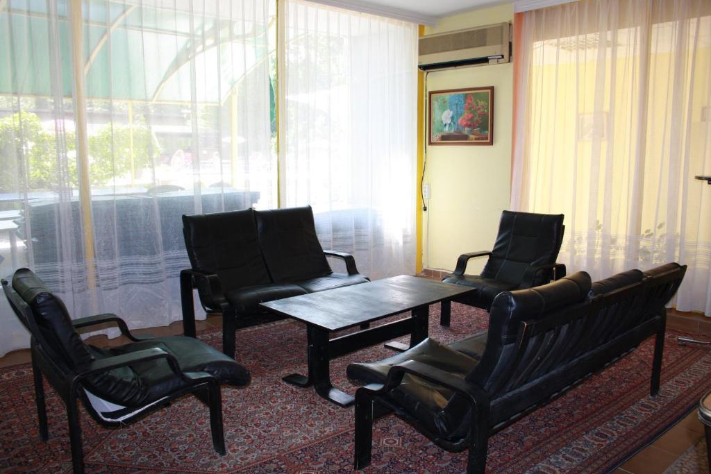 Hotel Varshava- безплатен паркинг на 5 минути от хотела и трансфер до паркинга photo