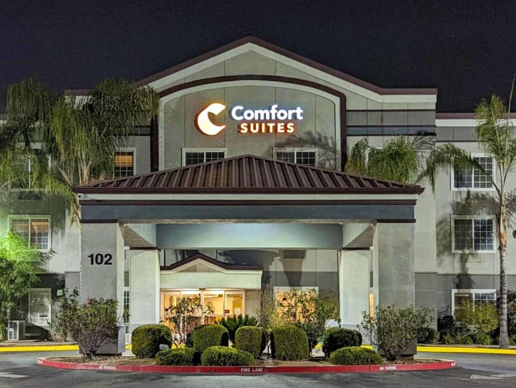 Comfort Suites Fresno River Park photo