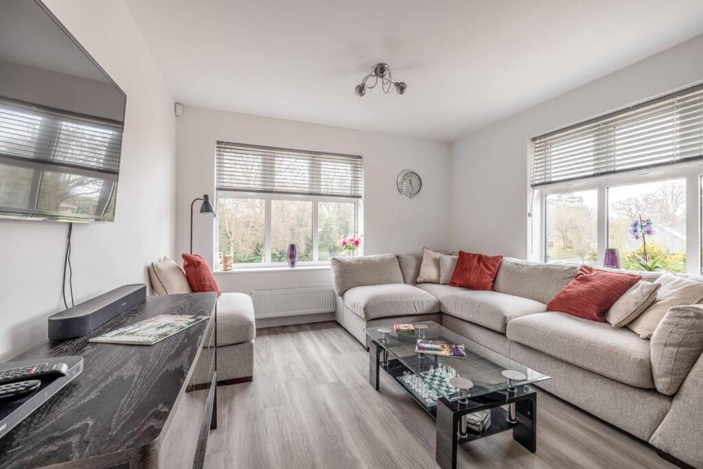 STYLISH HOME @ VIRGINIA WATER LAKE & FREE PARKING, Englefield Green