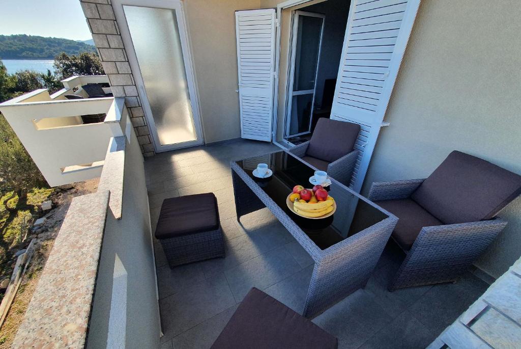 Crni apartman, Kukljica