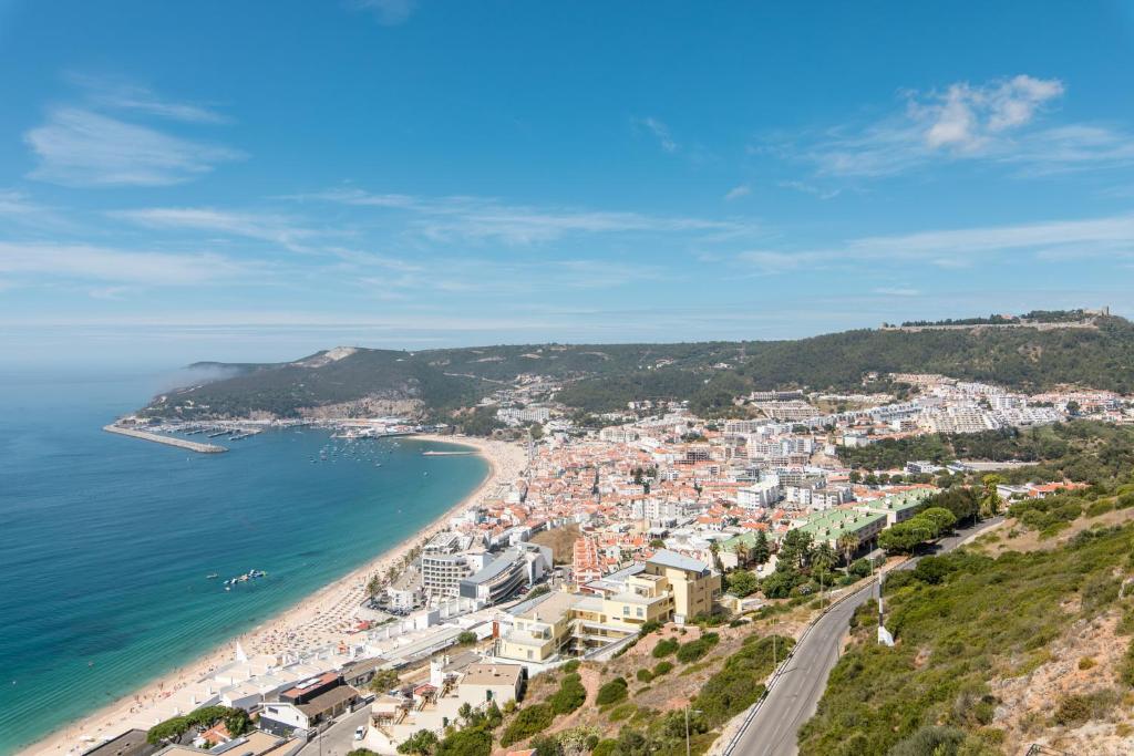 Turquoise Turtle Apartment - with seaview and A/C, Sesimbra