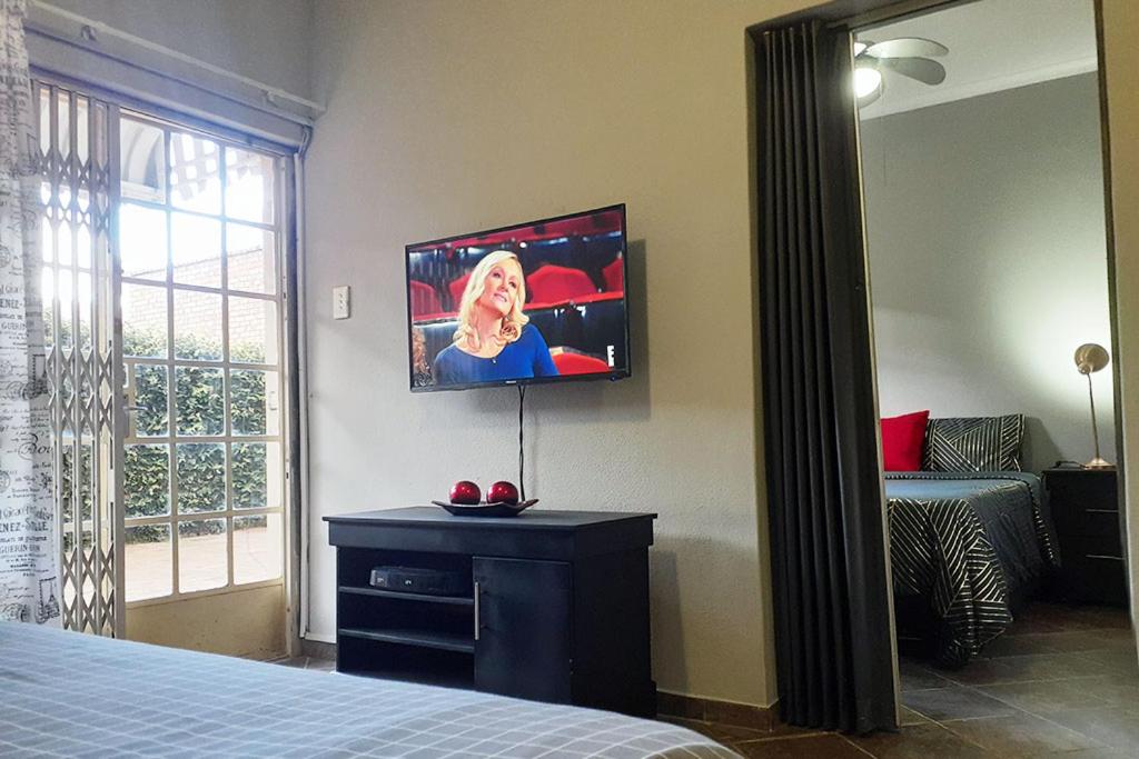 Cozy Hatfield Condo photo