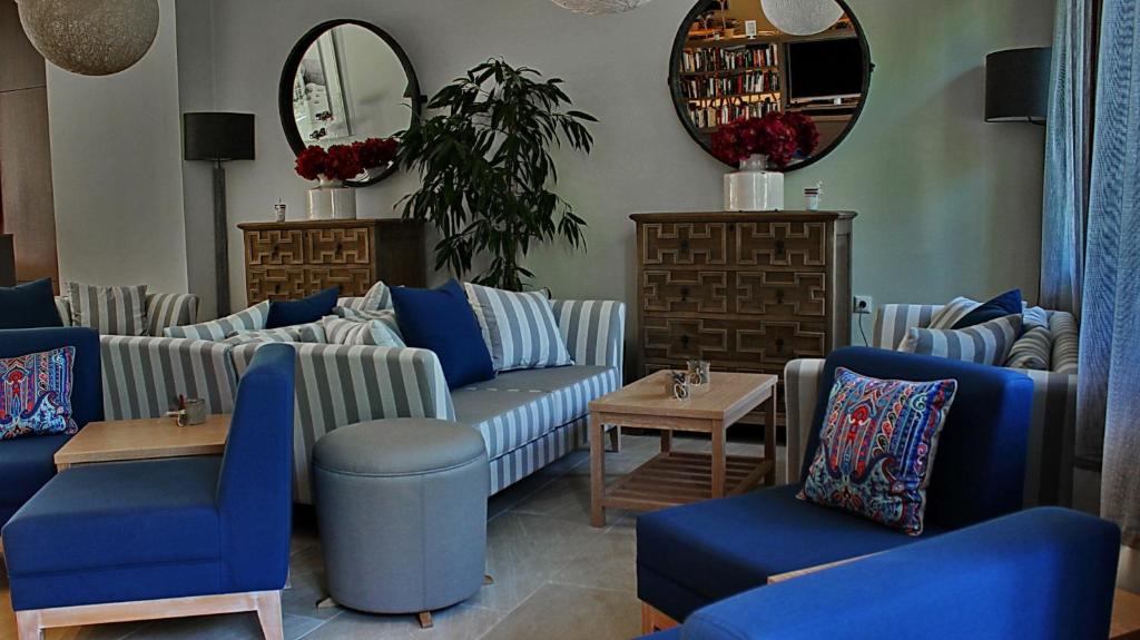 Shared lounge/TV area