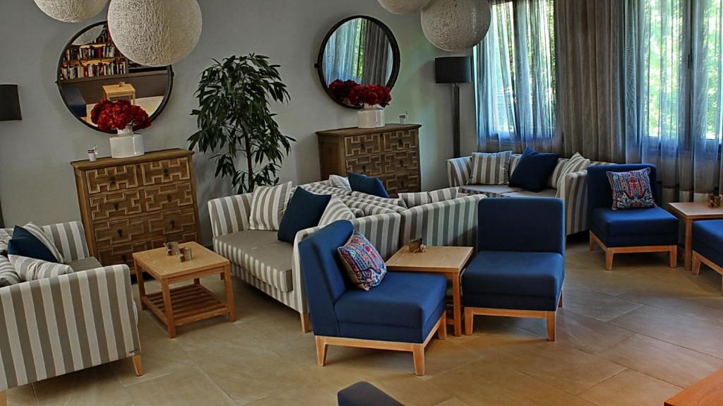 Shared lounge/TV area, Hotel Rezi in Parga