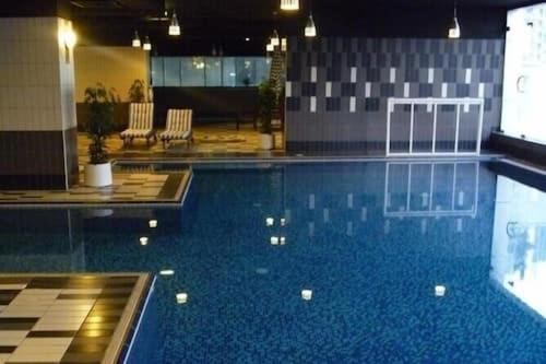 Private rooms in 3 bedroom apartment SKYNEST Homes marina pinnacle photo