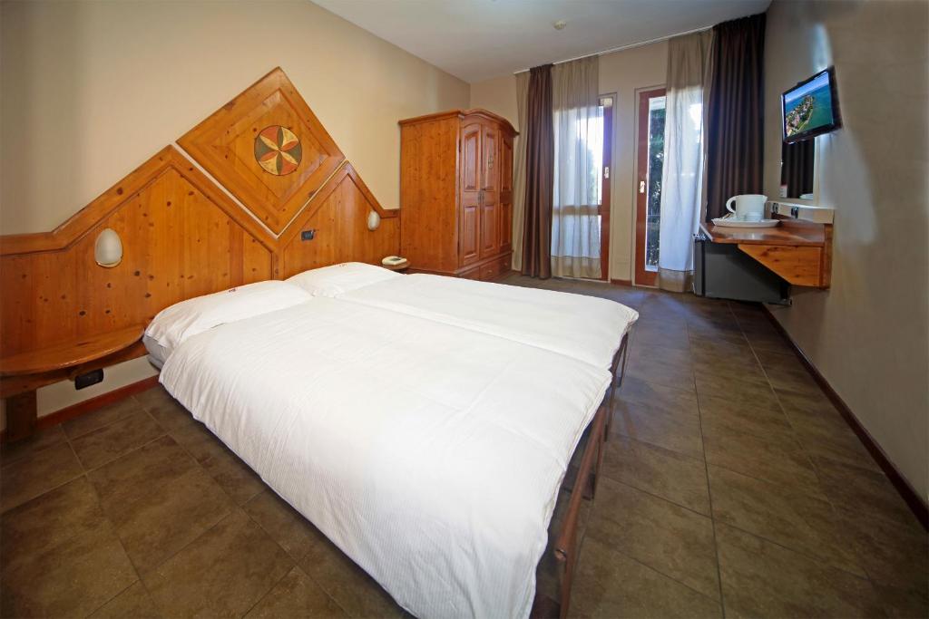 Hotel Smeraldo — Hotel rooms in Sirmione, Lombardy