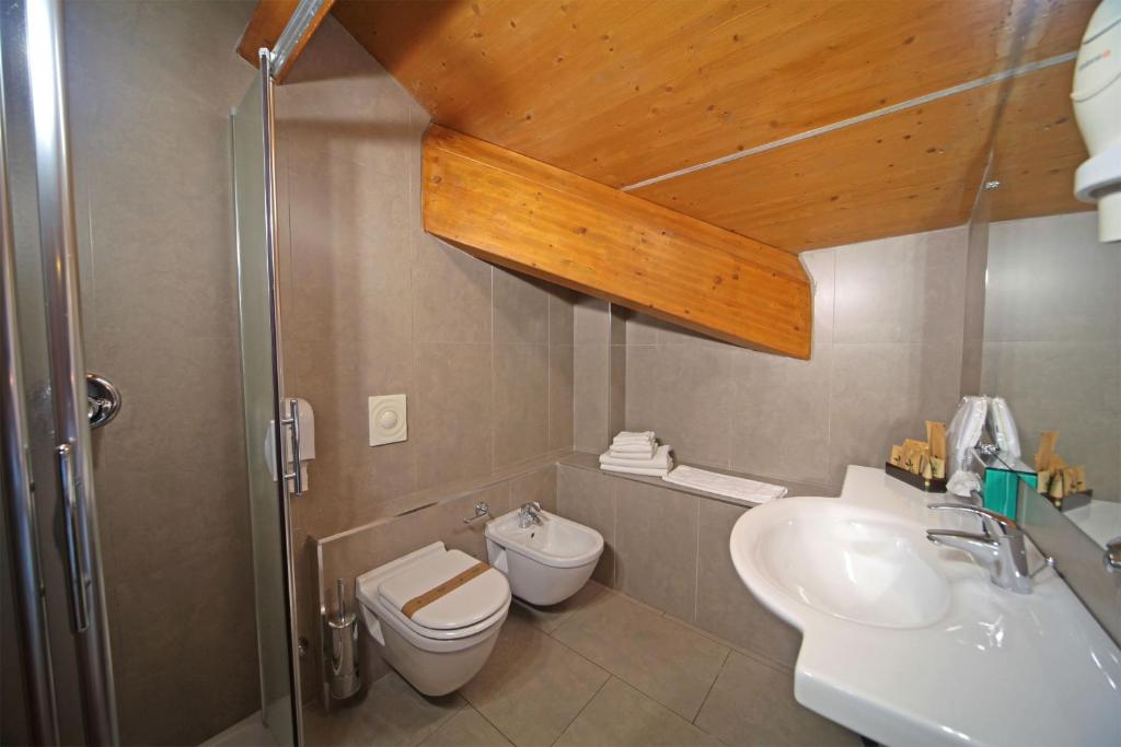 Hotel Smeraldo — Hotel rooms in Sirmione, Lombardy