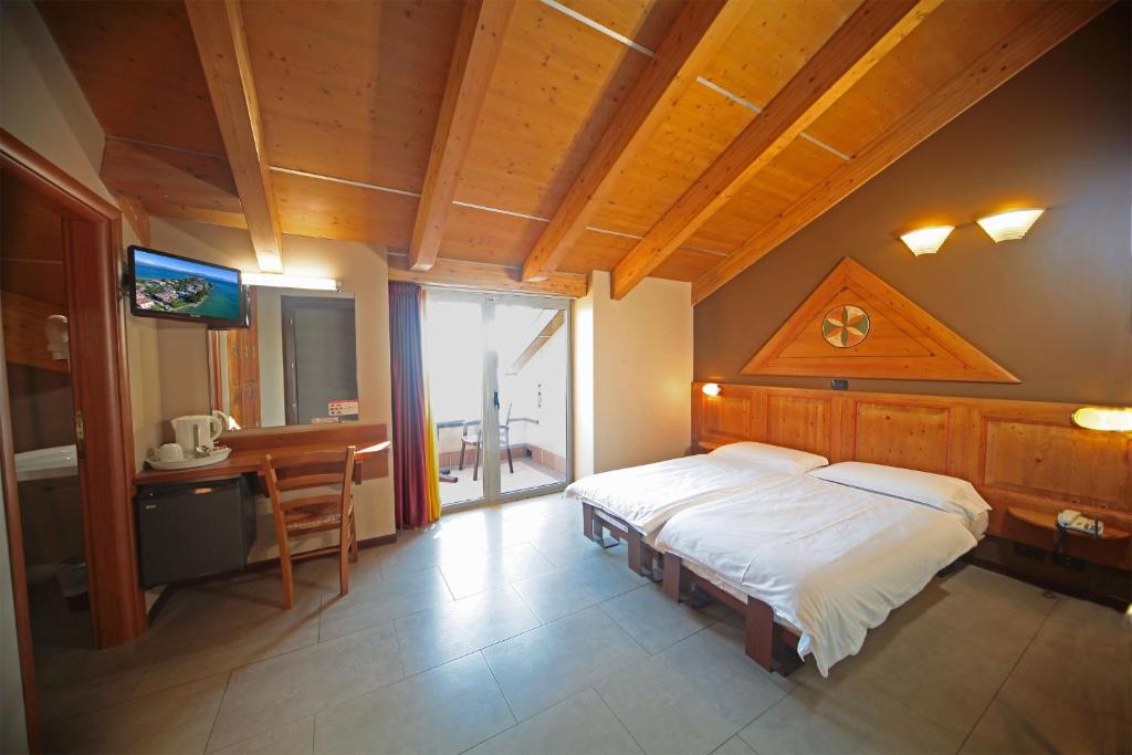 Hotel Smeraldo — Hotel rooms in Sirmione, Lombardy