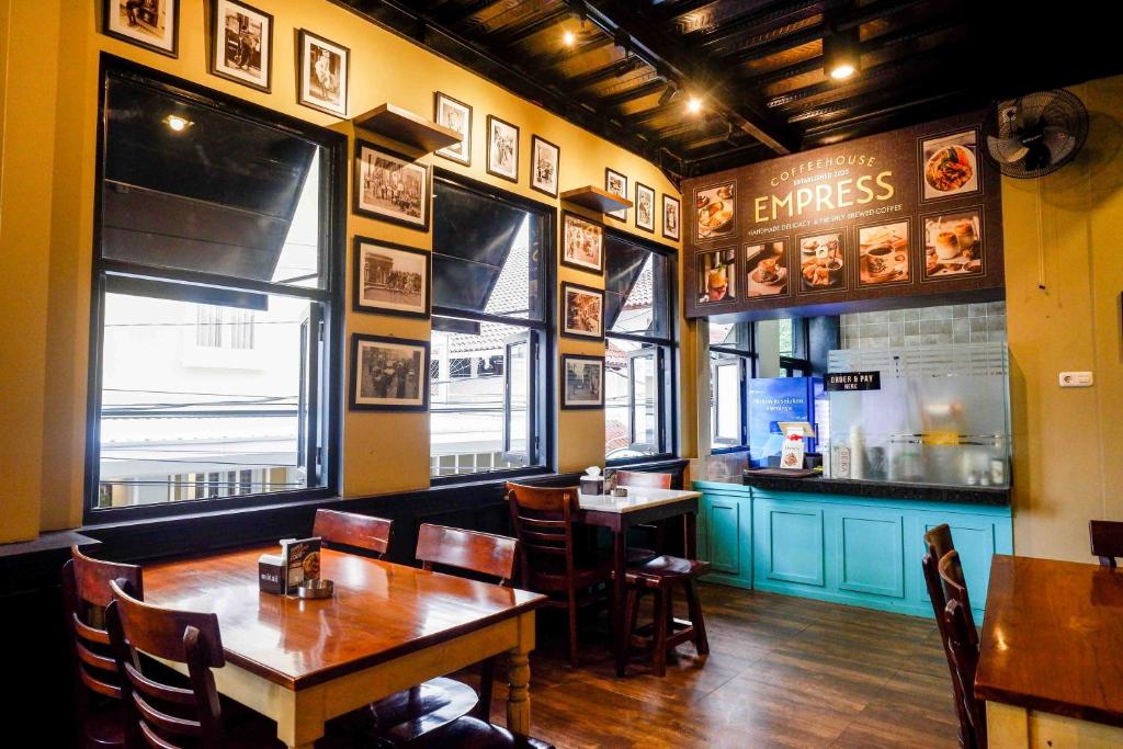 Sans Hotel Empress Simpang Lima, Semarang