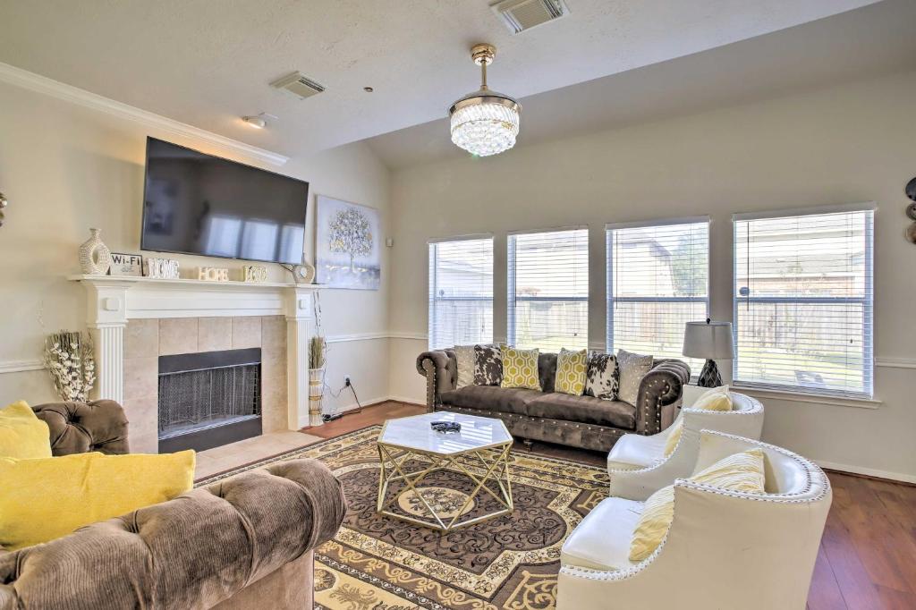 Charming Richmond House Balcony and Yard! — Hotel in Houston (TX)