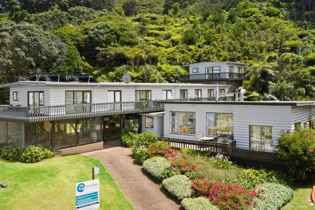 提皮和鲍勃海滨山林小屋，位于Tryphena的酒店