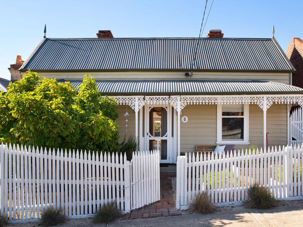 Albert Cottage - charming miner's cottage in town, Daylesford