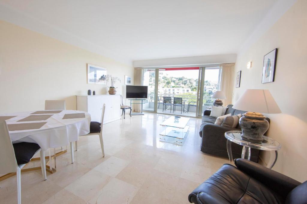 Appartement entièrement équipé de 105 m2 avec vue mer et collines, Cannes