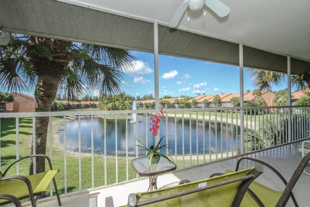 Falling Waters, Naples