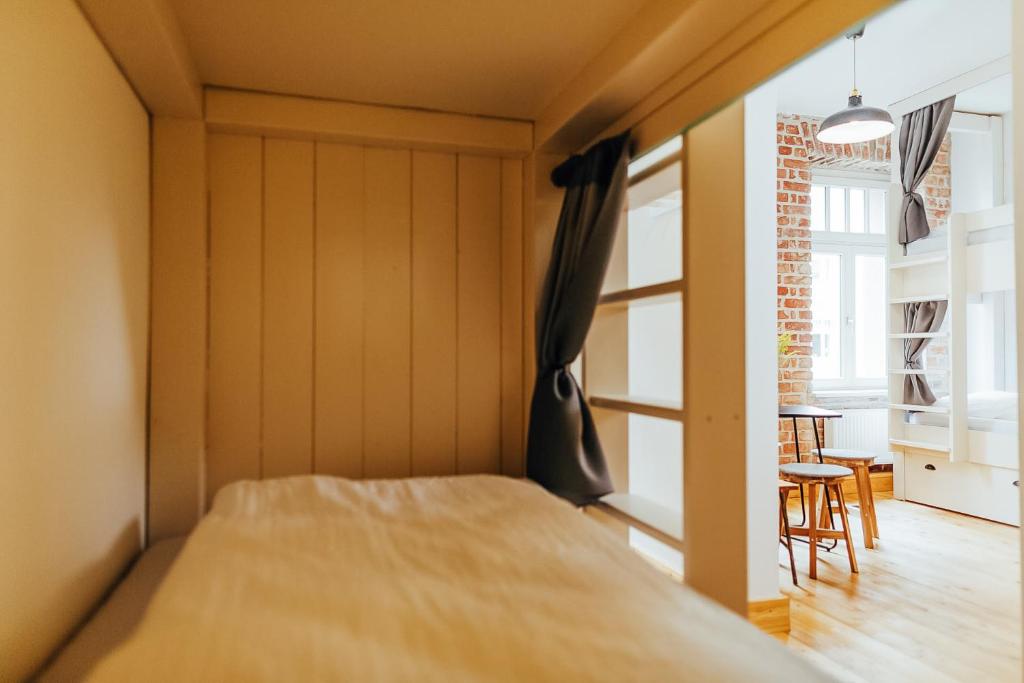 10 床混合宿舍房的 1 個床位