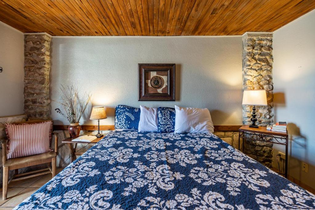 The Historic Leakey Inn photo