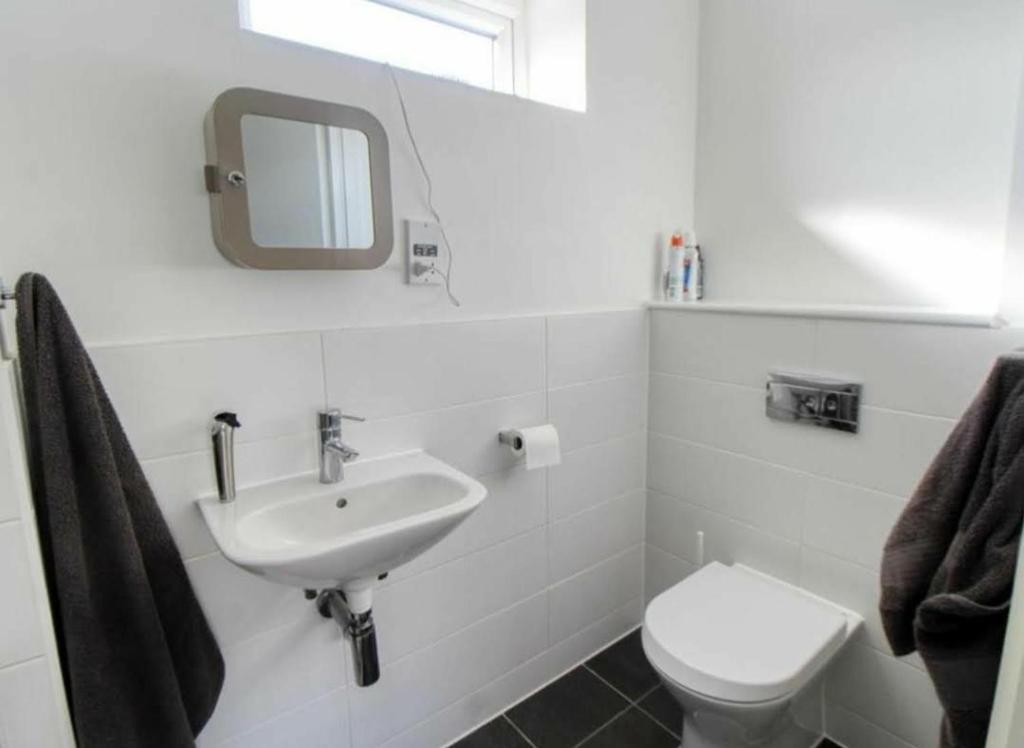 Cheerful house, private room and private shower/ toilet. comfortable king size mattress photo