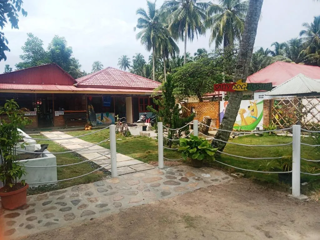 Salty Dog Hostel，位于Telukdalam的酒店