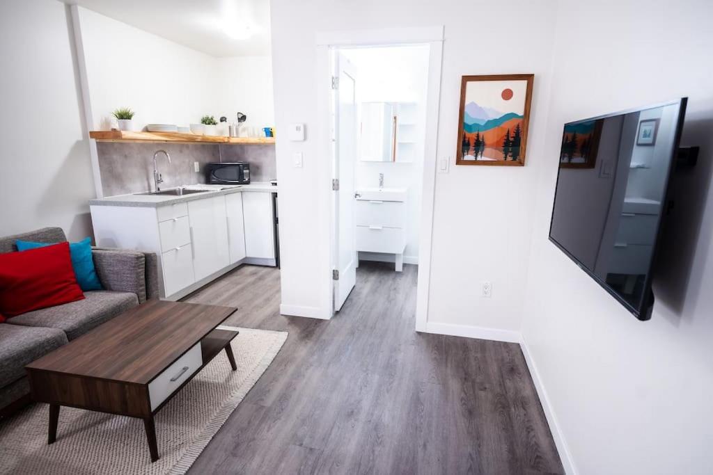 Kingfisher, Newly Renovated Suite on Ocean Inlet, Ucluelet