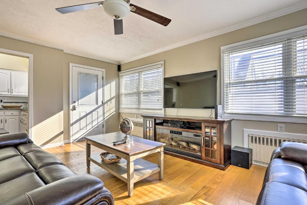 Long Island Apt with Shared Yard, Near Golfing!, East Meadow