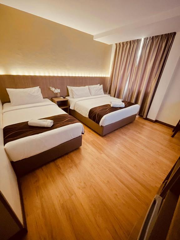 깔끔하고 정돈된 LABUAN JATl HOTEL의 로비 또는 프런트 데스크