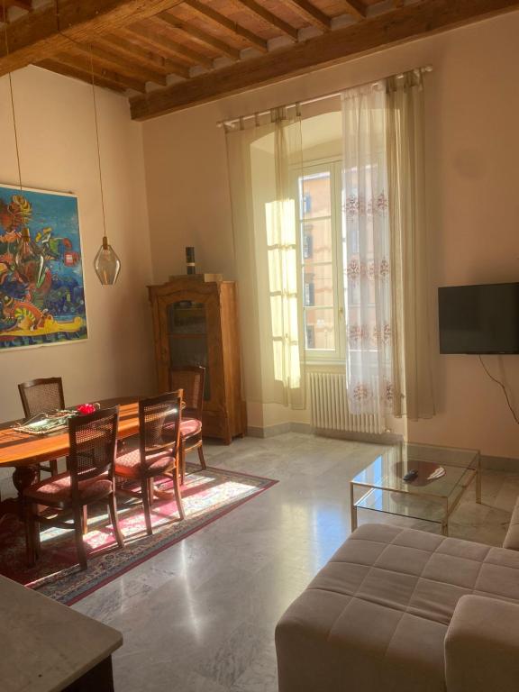 Renovated apartment with 3 bedrooms in an historic palazzo between port and old town - 2