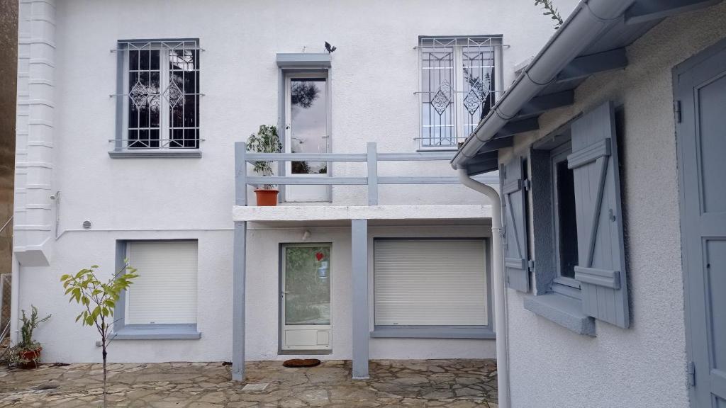 80 m2 appartement indépendant, 4 personnes et plus, piscine et jardin Direct Gare Aéroport - 5