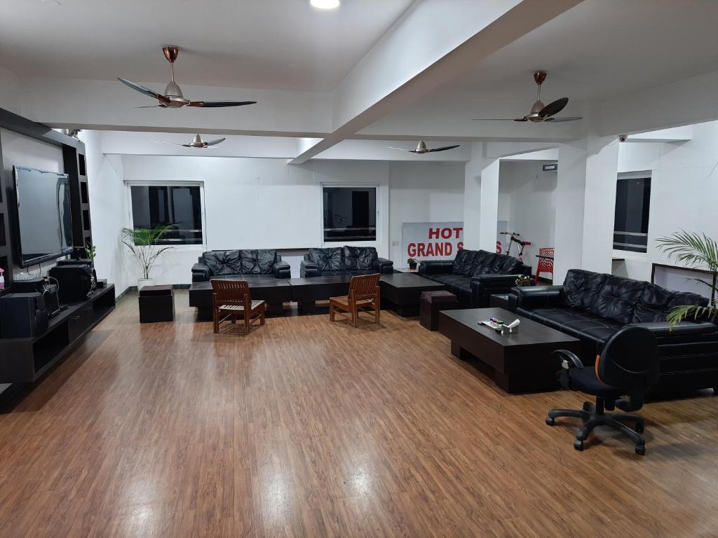 Hotel Grand Suites photo