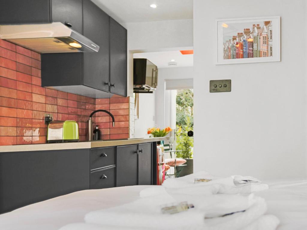 Tiny House with Private Parking & Patio, Central Brighton photo 6