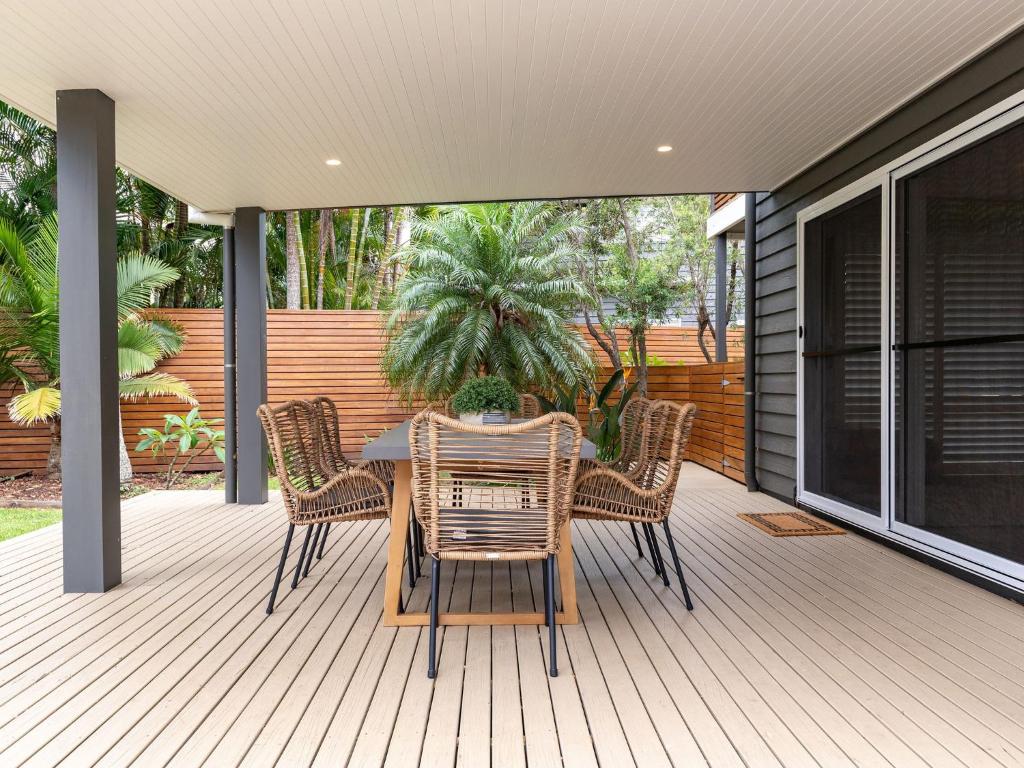 Latitude 32, Boomerang Beach