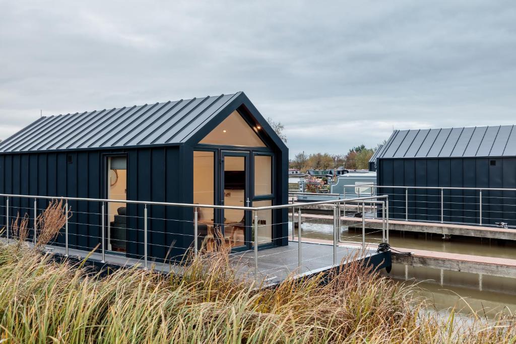 Tattenhall Marina Floating Pods