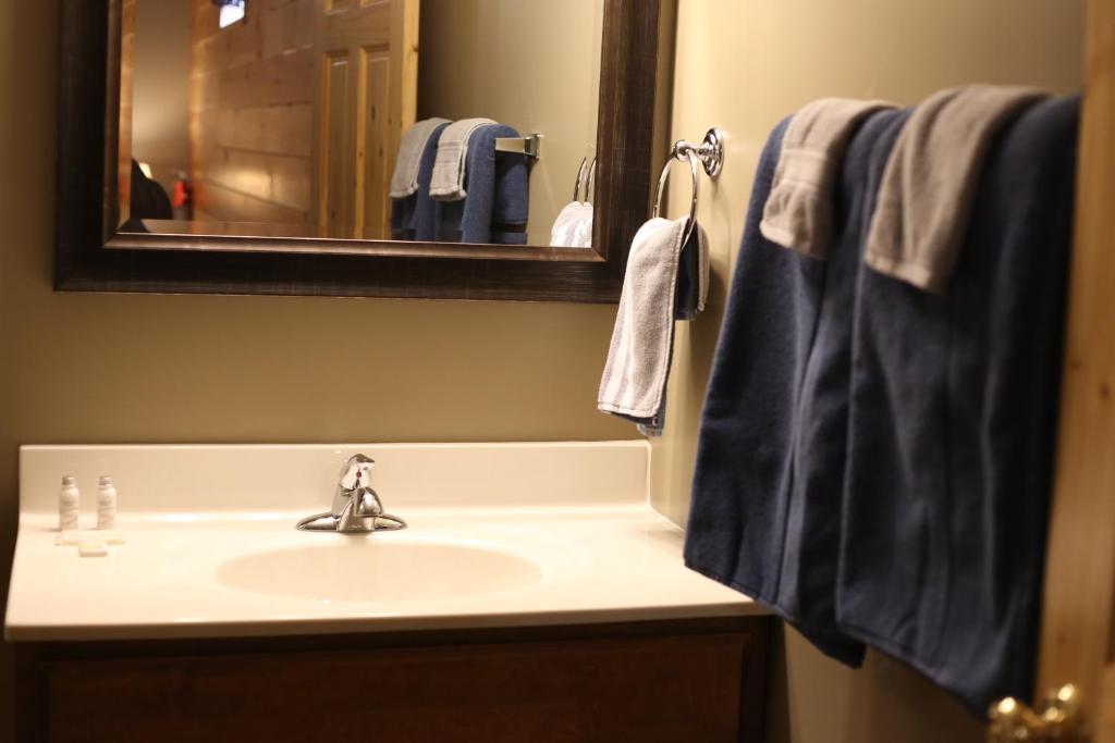 Blessing Lodge by Amish Country Lodging photo