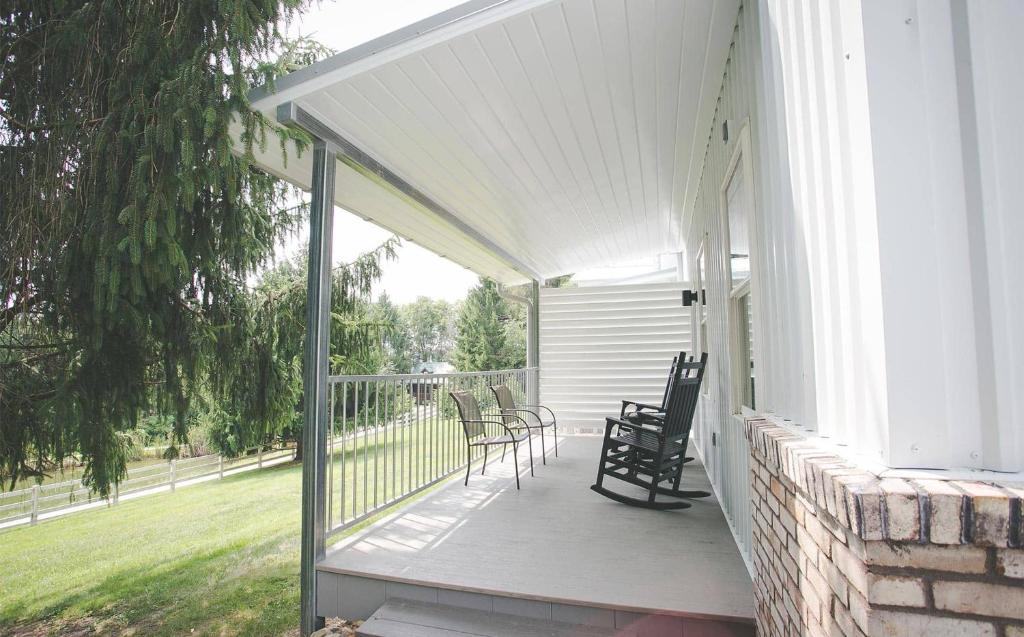 Farmhouse Suites by Amish Country Lodging photo