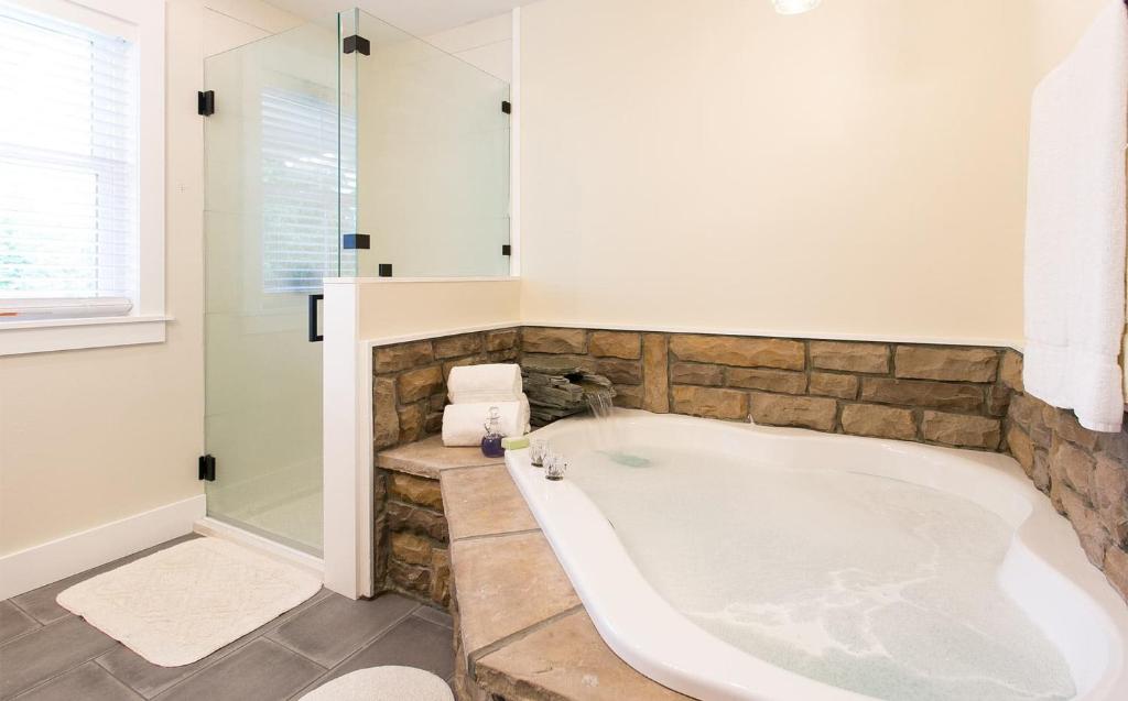 Farmhouse Suites by Amish Country Lodging photo