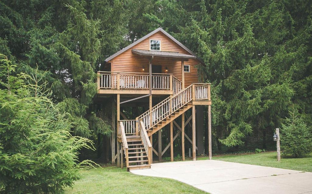 Lofty Willows Treehouse by Amish Country Lodging, Millersburg