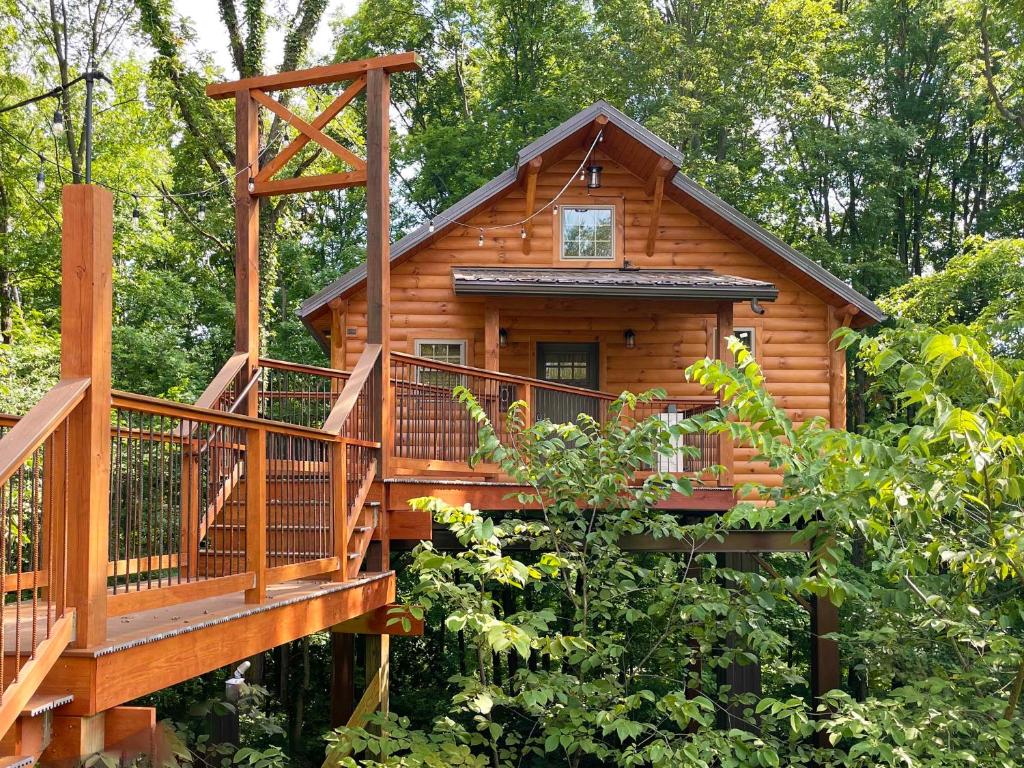 Treehouse #0 by Amish Country Lodging, Millersburg