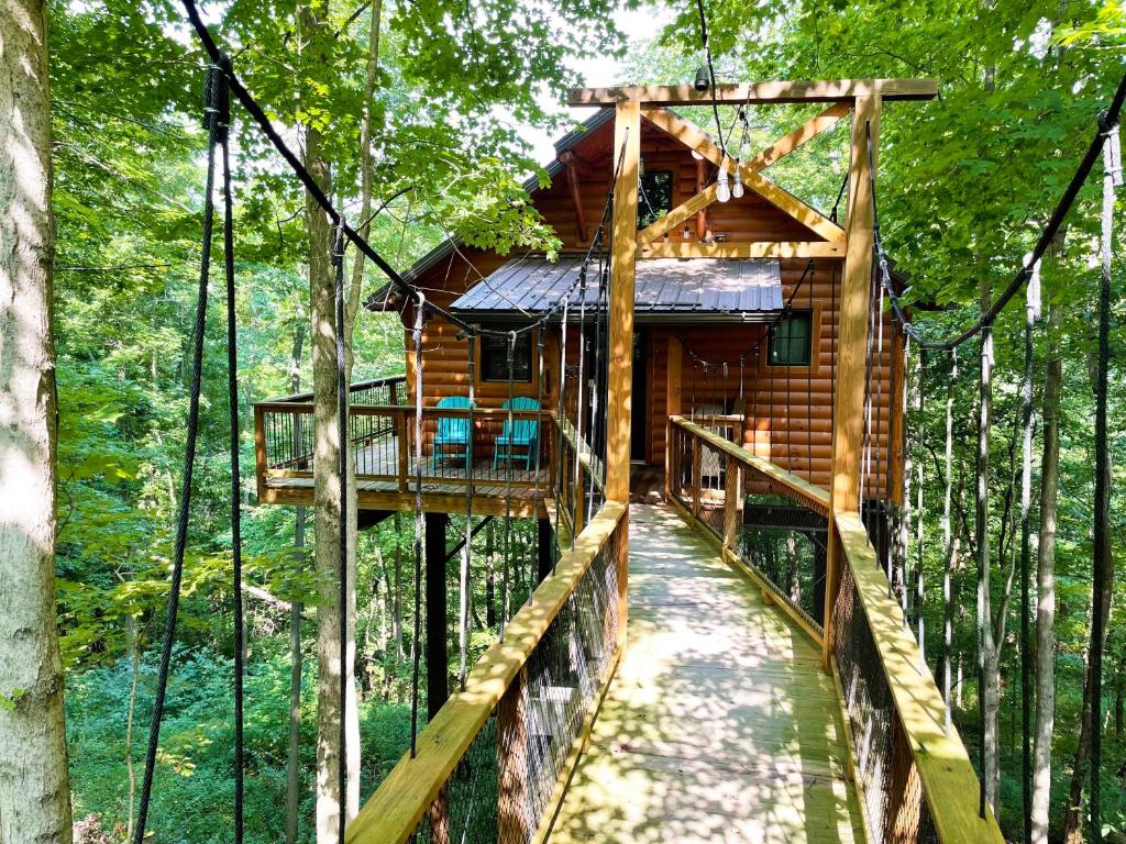 Treehouse #4 by Amish Country Lodging, Millersburg