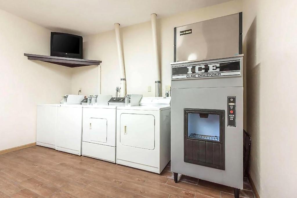 Sky-Palace Inn and Suites McCooK photo