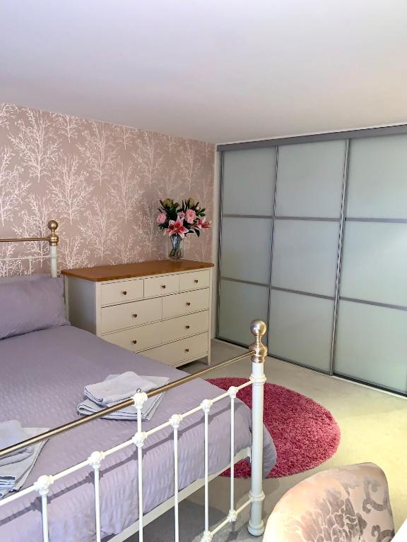 Merchant City Luxury 2 Bedroom Apartment with Secure Parking Available on Request — Hotel in Glasgow