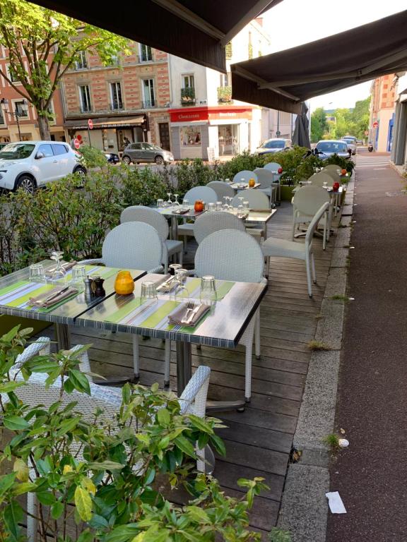 Restaurant, HOTEL PARIS VESINET- Logis Hotel Restaurant in Le Vesinet
