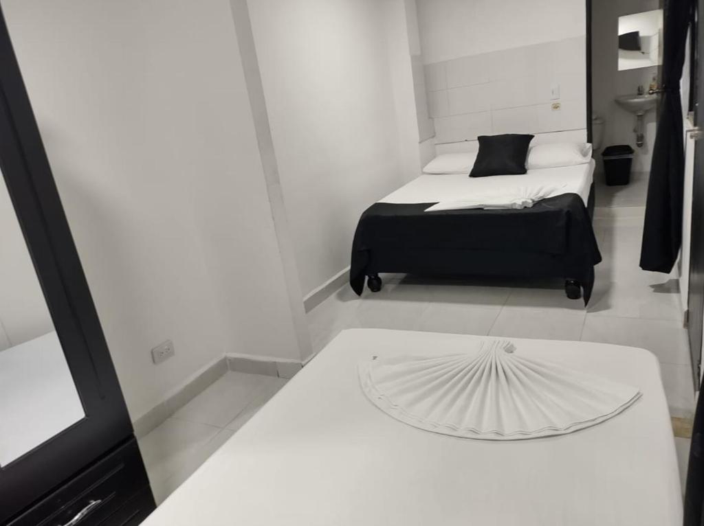 HOTEL BLACK & WHITE - 2