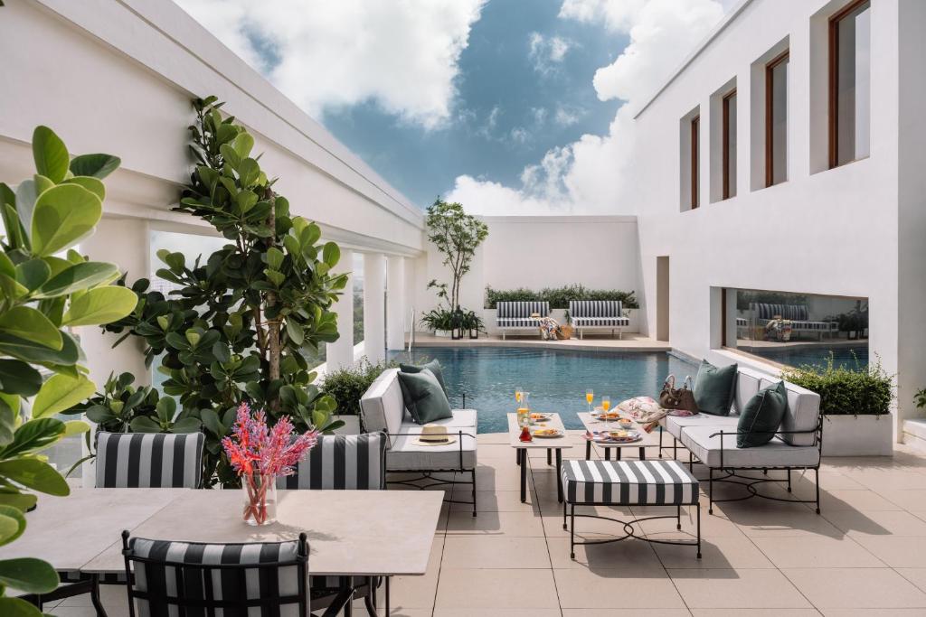 The raintree hotel pool