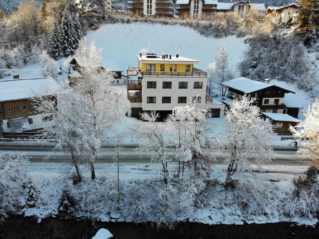 Boutique-Apartments Familie Jarosch Fieberbrunn "Freier Eintritt in das örtliche Hallenbad inklusive Saunalandschaft oder zum Badesee" - 4