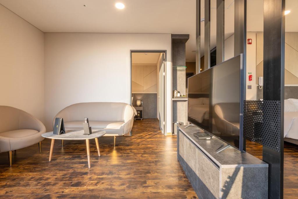 1. 어반이스트 호텔..