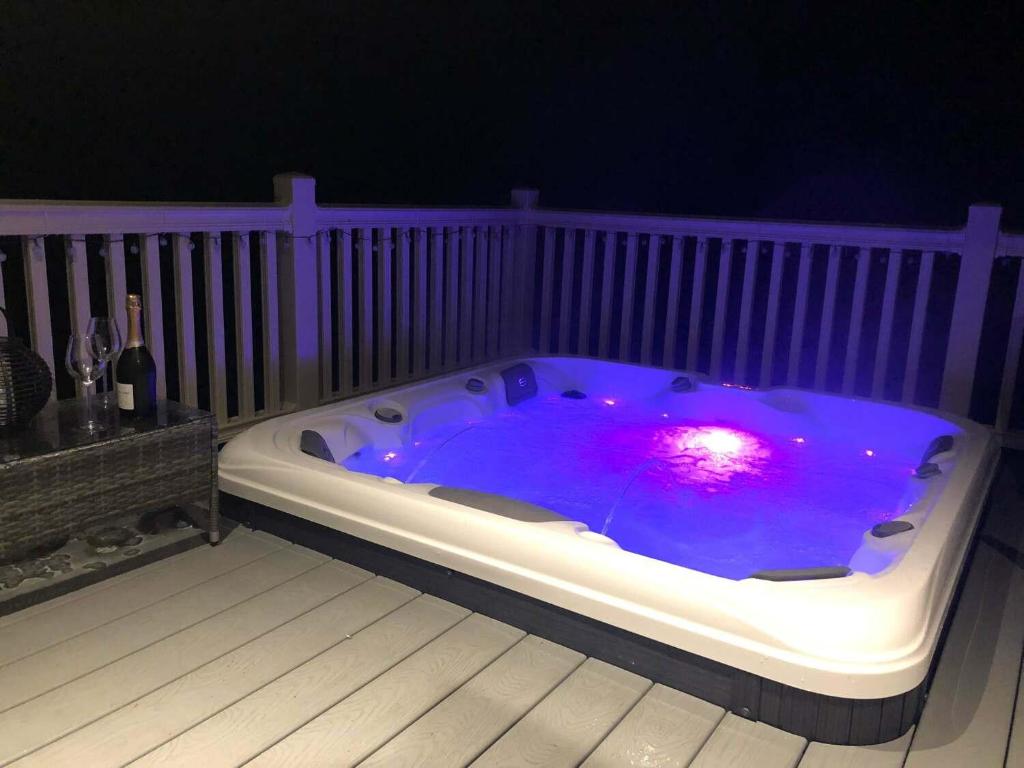 Jasmine Lodge with Hot Tub, York