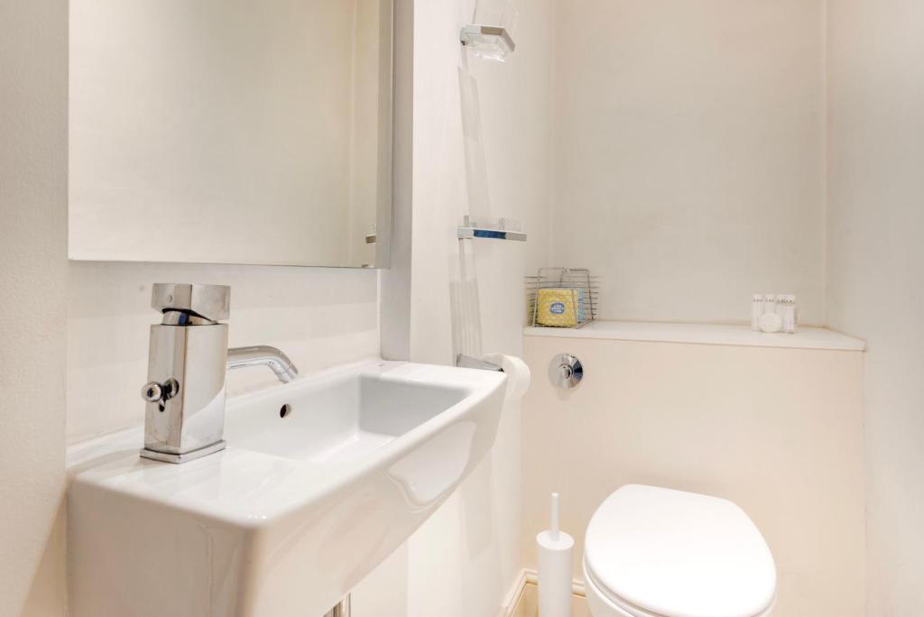 Classy and spacious one bedroom flat in amazing location photo