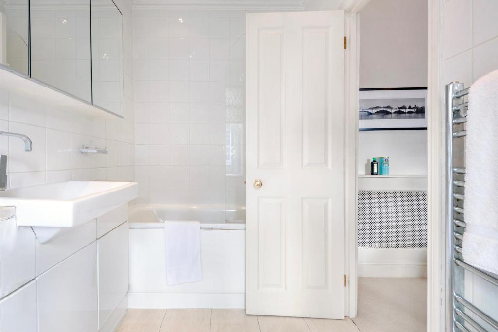 Classy and spacious one bedroom flat in amazing location photo
