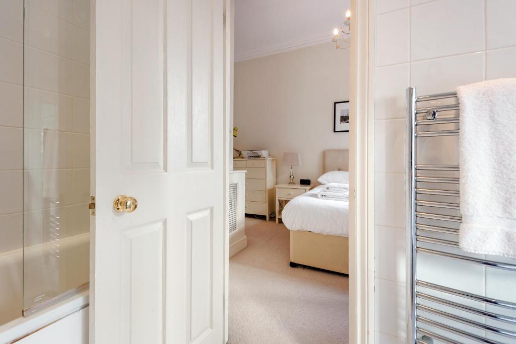 Classy and spacious one bedroom flat in amazing location photo